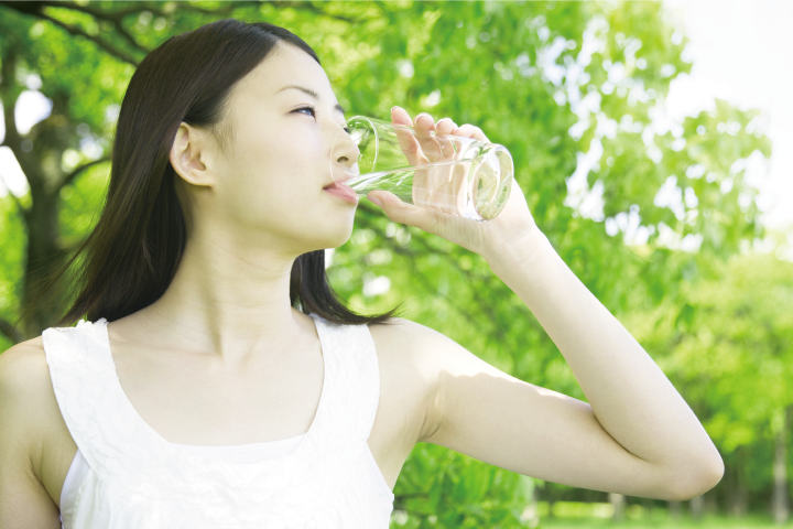 株式会社 妙見水の天然水販売イメージ女性モデル広告